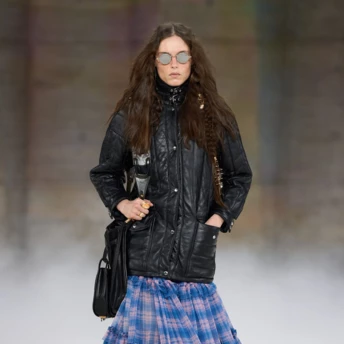 Як носити наймодніший дует кольорів цієї весни: 5 простих порад з подіумів