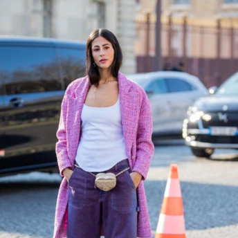 Фіолетові джинси – новий головний тренд 2026: 4 відтінки, які замінять класичний денім