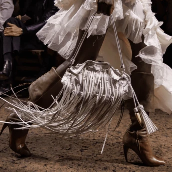 Сумка Cloud Dancer – головний аксесуар 2026, який миттєво оновлює будь-який образ