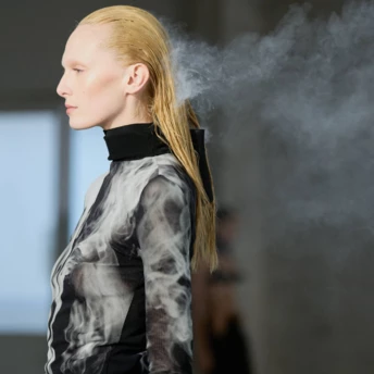 У Jean Paul Gaultier модель вийшла на подіум із волоссям, яке (буквально) диміло