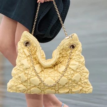 Жовта сумка — найяскравіший тренд весни-літа 2026: моделі, які вже носять модниці