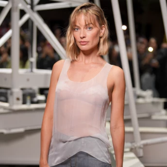 Марго Роббі тепер носить боб та “рваний” чубчик