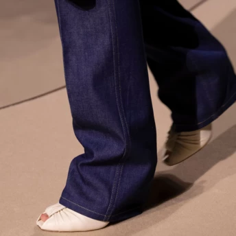 5 найефектніших поєднань джинсів і трендового взуття у стилі 1970-х 