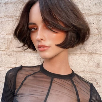 Боб з підворотом: коротка стрижка з паризьким шармом, що пасує всім