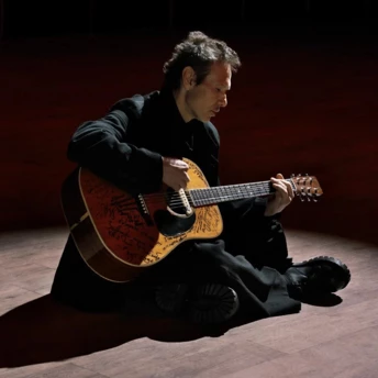  Музикант та волонтер Святослав Вакарчук — про виступи на фронті, тривогу та любов 