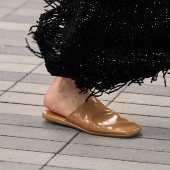 Мрія мінімаліста: капці без зайвих деталей – наймодніше взуття цієї весни та літа