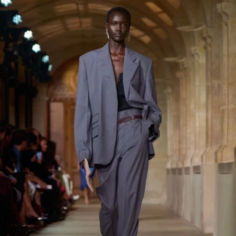 Офісна мода: 5 образів з подіумів, які надихають носити класику цього року