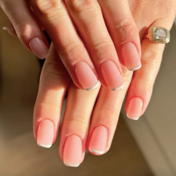 Квадратні нігті повертаються: наймодніший манікюр весни 2026 і як носити його стильно