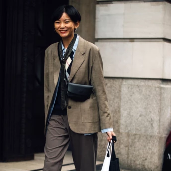 Сумка-слінг – не лише модна, а й найзручніша для весняних образів (та вільних рук) 