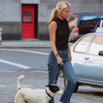 Мінімалістичні (і зручні) босоніжки у стилі 1990-х — головне взуття цього сезону