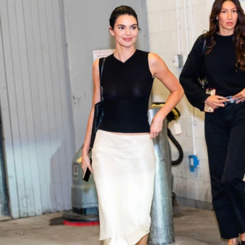 Цієї весни знамениті модниці вибирають спідницю сліп у стилі 1990-х