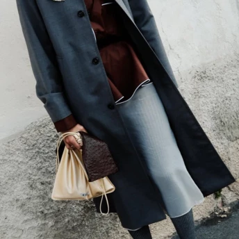 Сумка-мішок, яку носитимуть усі: головний тренд весни 2026