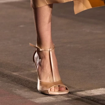 1990-ті повертаються: мінімалістичні босоніжки Salome – головне взуття літа 2026