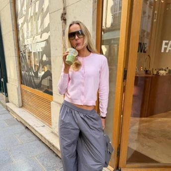 Рожевий кардиган – наймодніша альтернатива бомберу цієї весни