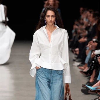 Джинси + елегантний білий топ – наймодніший міський образ цієї весни та літа