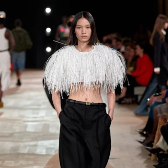 Пір’я повертається: найефектніший тренд весни-літа 2026, який обирають усі модниці