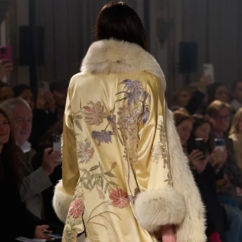 Шовкове оперне пальто — найкрасивіший тренд цієї весни