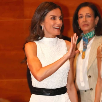 Секрет підтягнутих рук королеви Летиції: проста домашня вправа