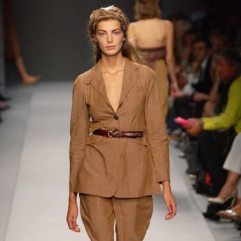 Ці капрі з 2000-х — ідеальний варіант для образів в офіс у 2026-му