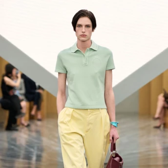 Ця річ із 1990-х знову всюди: як носити поло у 2026, щоб мати стильний вигляд