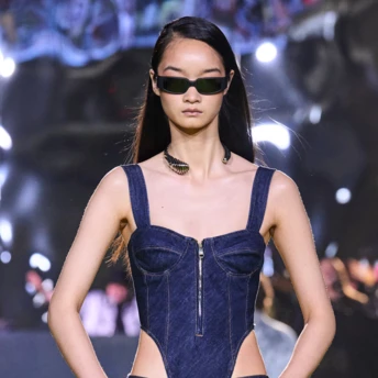 Не лише маска: чому модниці продовжують вибирати вузькі окуляри цього року