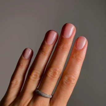  “Розмиті” нігті з ефектом фільтра: найпопулярніший манікюр навесні 2026