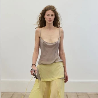 Гучний тренд весни 2026: skant – гібрид спідниці і штанів, який уже носять всі