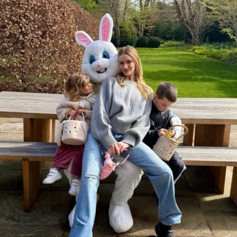 Як знаменитості відсвяткували Великдень: від сестер Кардашʼян-Дженнер до сімʼї Лілі Коллінз