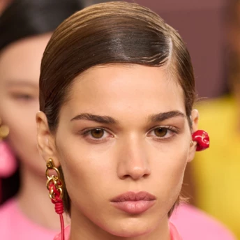 Наймодніші зачіски на весну-літо 2026