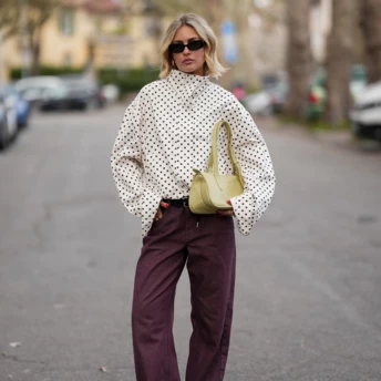 Головний тренд весни 2026: як носити вітровку, тренч і жакет у гороховий принт