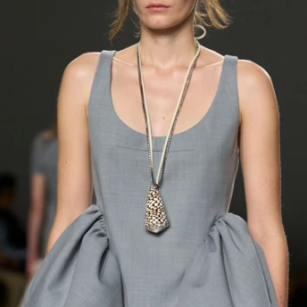 Ця прикраса повернулася з 1990-х – і стала головним трендом 2026