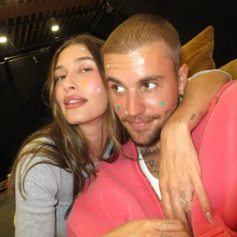 Патчі від акне: Гейлі та Джастін Бібери запускають б’юті-гіт для Coachella