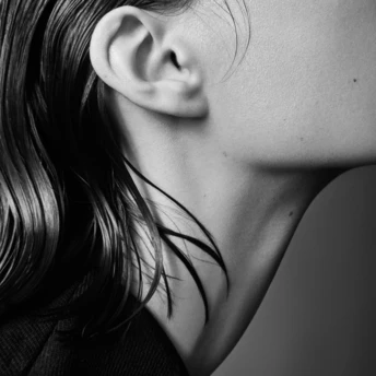 Зійшла благодать: 14 найкращих парфумів із нотами ладану, смол та святості