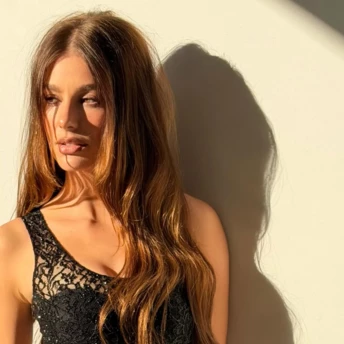 Недбало відросла стрижка — головний hair-тренд, що повертає стиль довгому волоссю