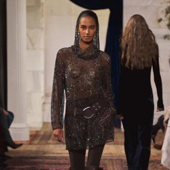 Ідеальні прозорі сукні для життя: 5 наймодніших прикладів з подіумів