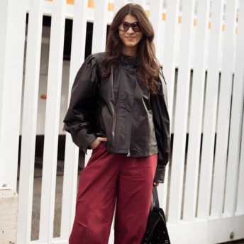 5 трендових штанів, з якими варто носити балетки навесні 2026 року