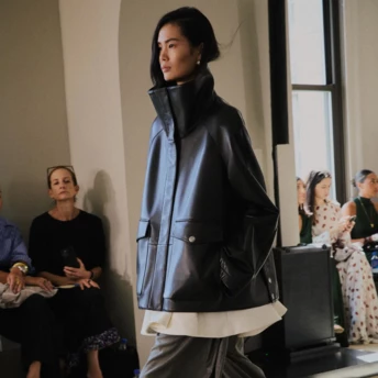 Куртка з коміром-лійкою — річ, яку варто додати до списку покупок