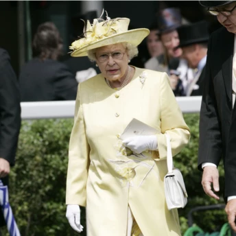 У Лондоні відкривається найбільша виставка стилю королеви Єлизавети ІІ