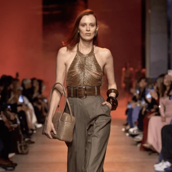 Штани палаццо з 1970-х повертаються: як носити головний тренд літа 2026