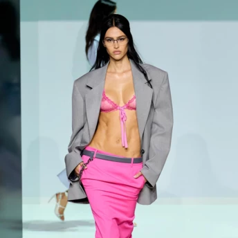 Цього літа всі носять бра замість топа – і ось чому