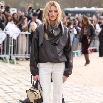 5 стильних образів з білими джинсами, які ви захочете повторити цієї весни