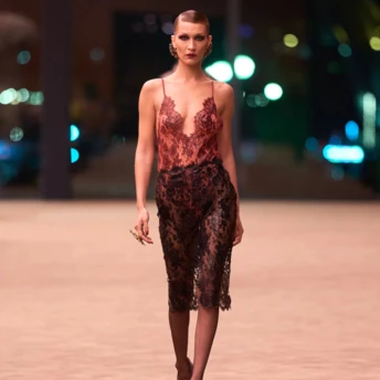 Ця спідниця з 1990-х стала найгарячішим трендом сезону