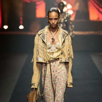 Штани з квітковим візерунком: як носити їх у 2026 – 4 модні поєднання цієї весни