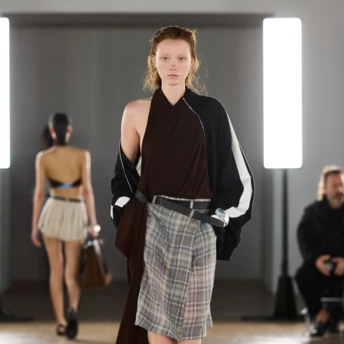 Босоніжки з ремінцями з 1990-х повертаються – і стають головним трендом літа 2026