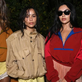 Яскрава вітрівка в стилі 1980-х повернулася і стала головним гітом сезону