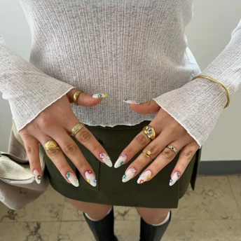 Тренд літа 2026 — манікюр із кришталевими квітами, який всі захочуть повторити