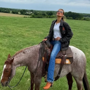 Ідеальний образ Белли Гадід з чотирьох речей на зараз – для міста та відпочинку