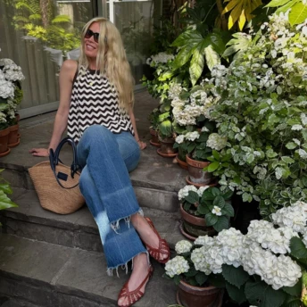 "Бабусині" сандалі + джинси – найкращий весняний образ за версією Клаудії Шифер