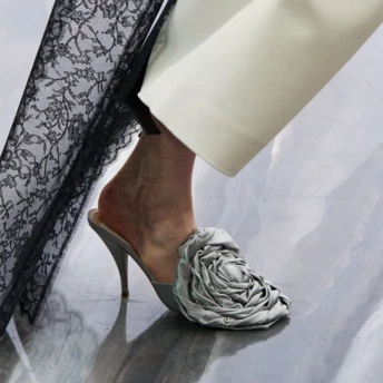 Найбажаніші мюлі весни 2026: взуття, яке захопило подіуми та гардероби модниць