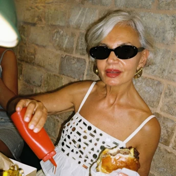 Техніка фарбування волосся, яка допомагає легко прийняти сивину